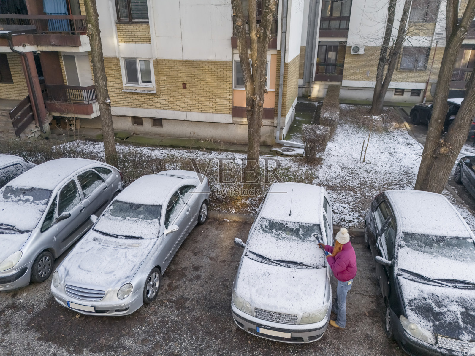 在停车场清除汽车上的雪照片摄影图片