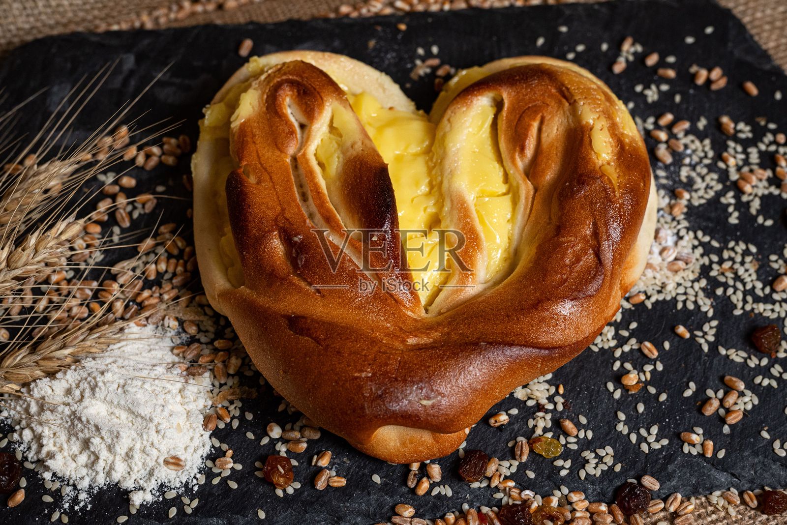 心形奶酪馅饼放在石板上。照片摄影图片