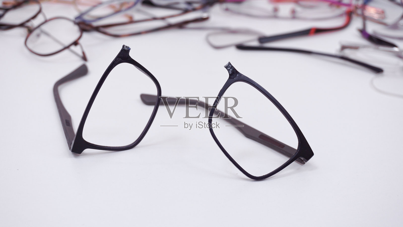 一组破损的光学眼镜，损坏的铰链，缺失的镜片照片摄影图片