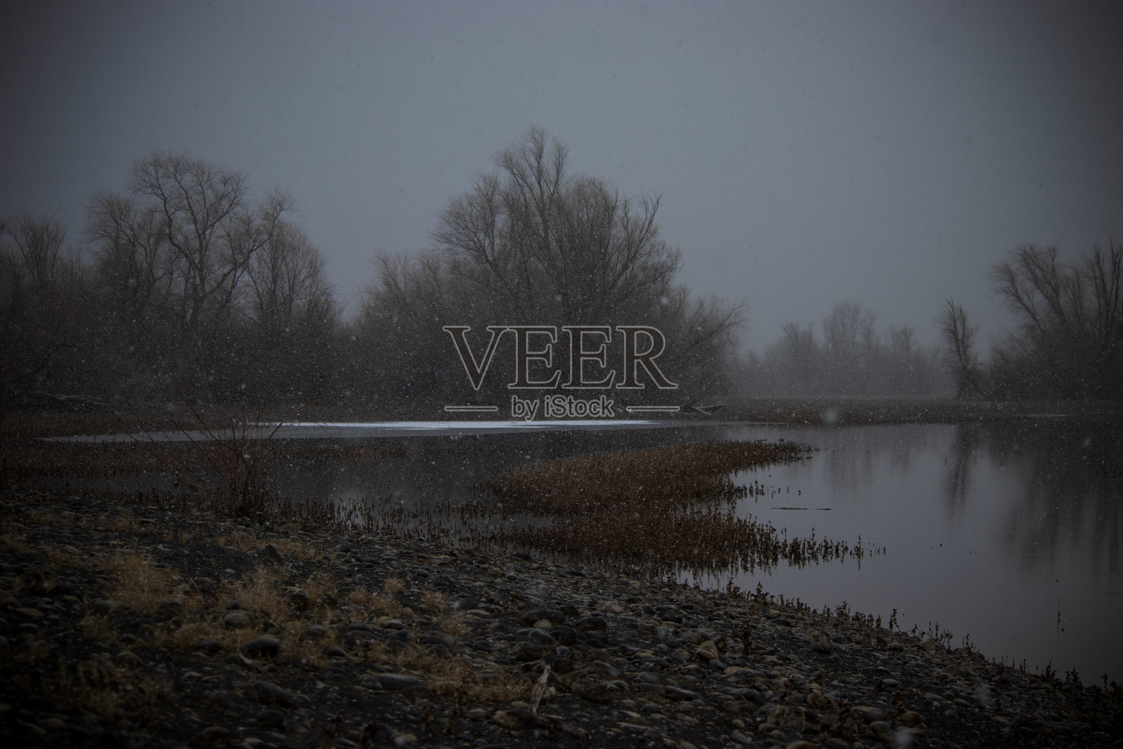 北波特霍尔水库的雪花飘落照片摄影图片