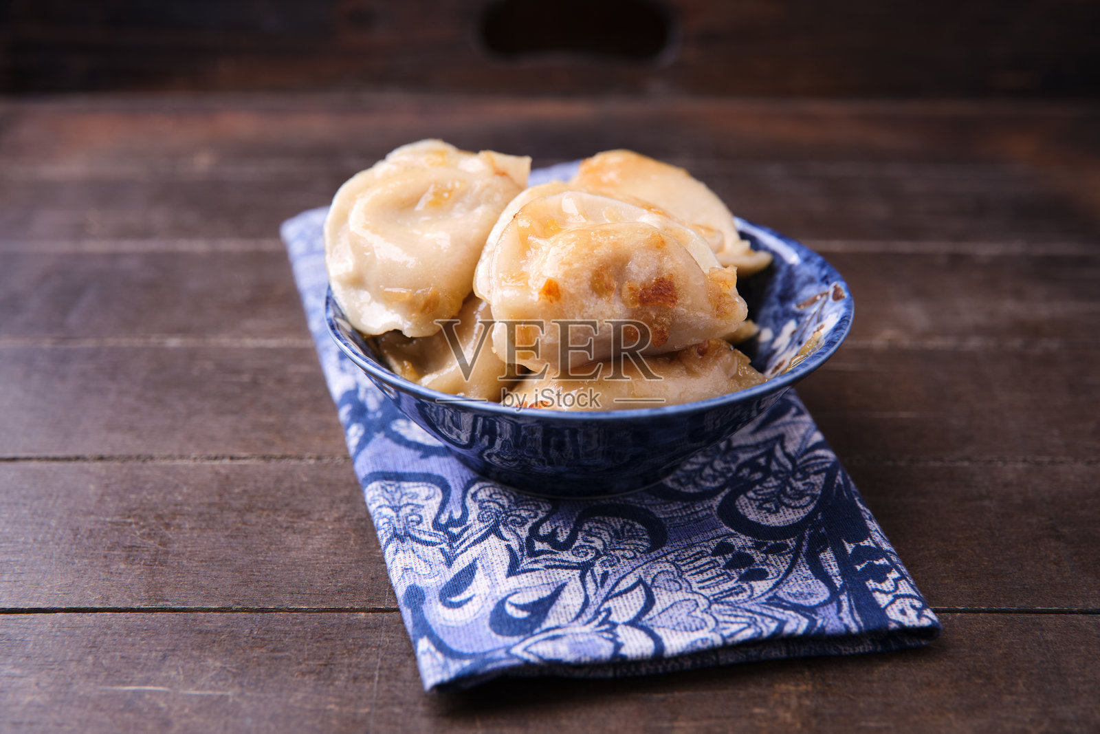 土豆和奶酪馅饺子（皮罗戈）。木质背景。留白空间。照片摄影图片