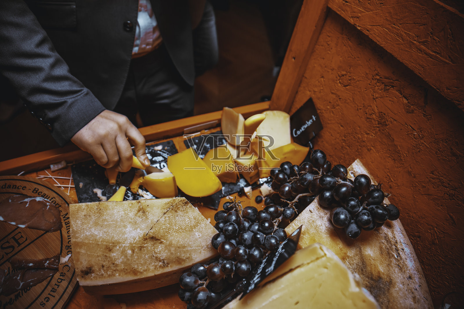 手工奶酪品尝搭配葡萄和坚果照片摄影图片