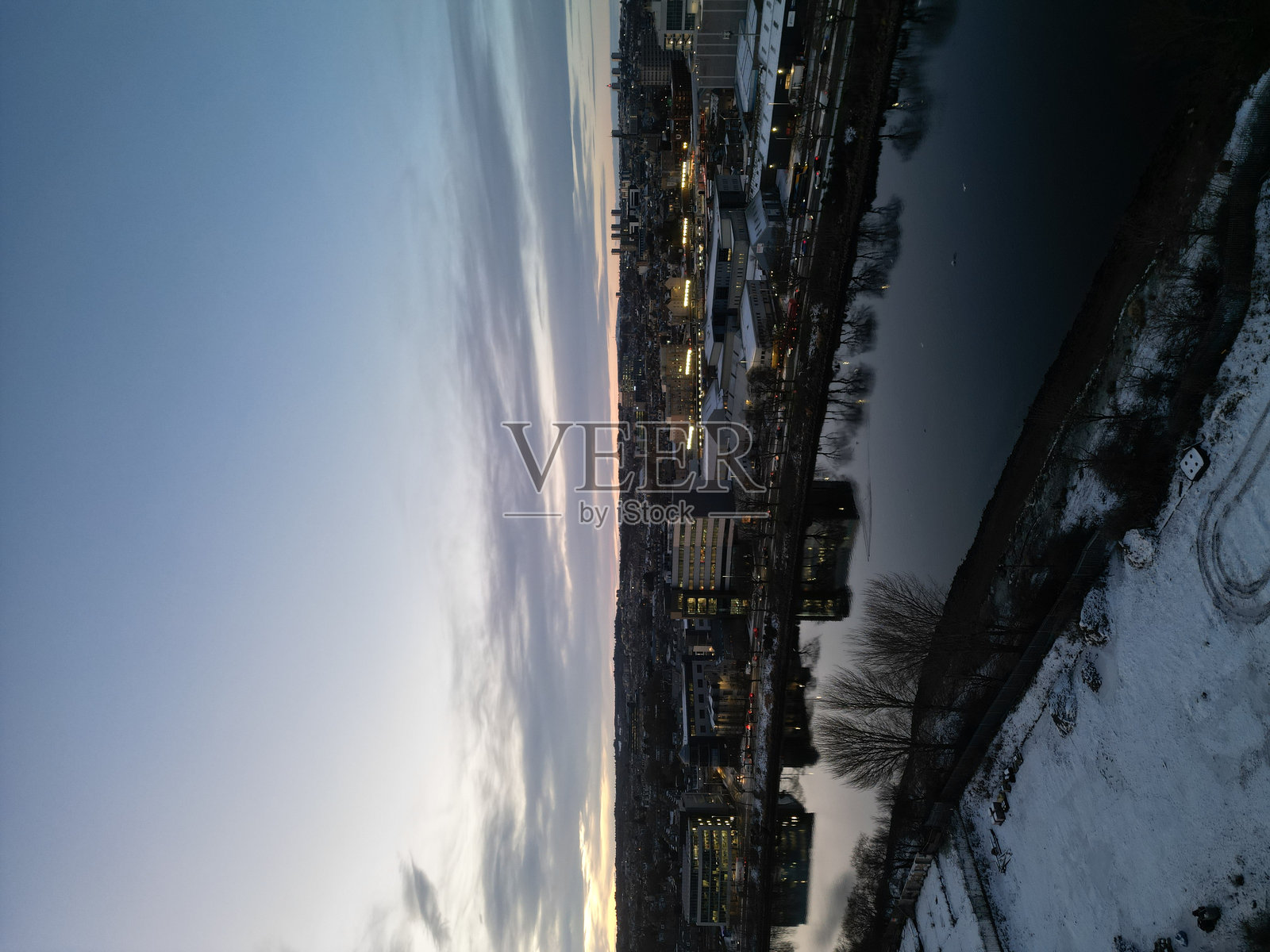 黄昏时分的雪中迪河照片摄影图片