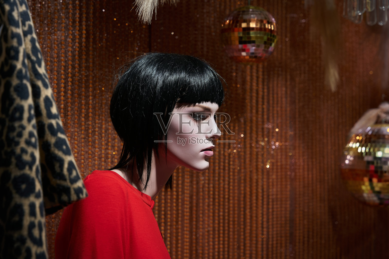 商店橱窗中的模特展示照片摄影图片