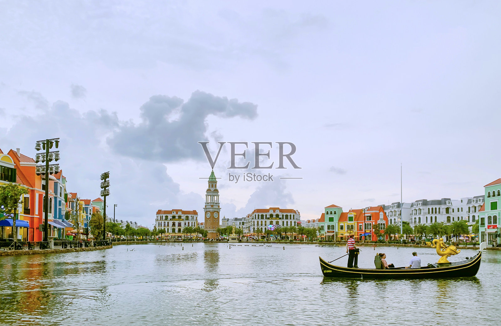 越南富国岛大世界综合体的游客在运河上乘船游览。照片摄影图片