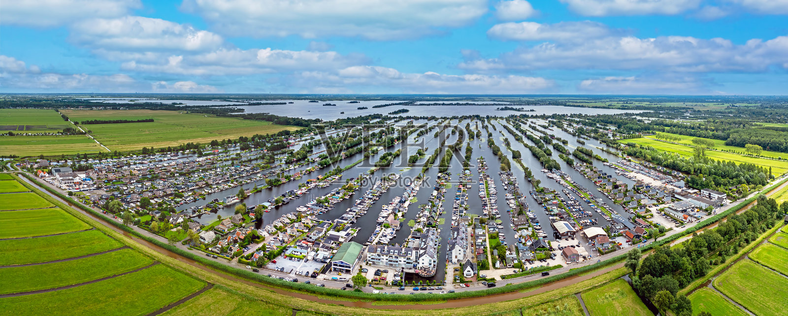 荷兰典型水乡风光中的Scheendijk村庄鸟瞰全景照片摄影图片