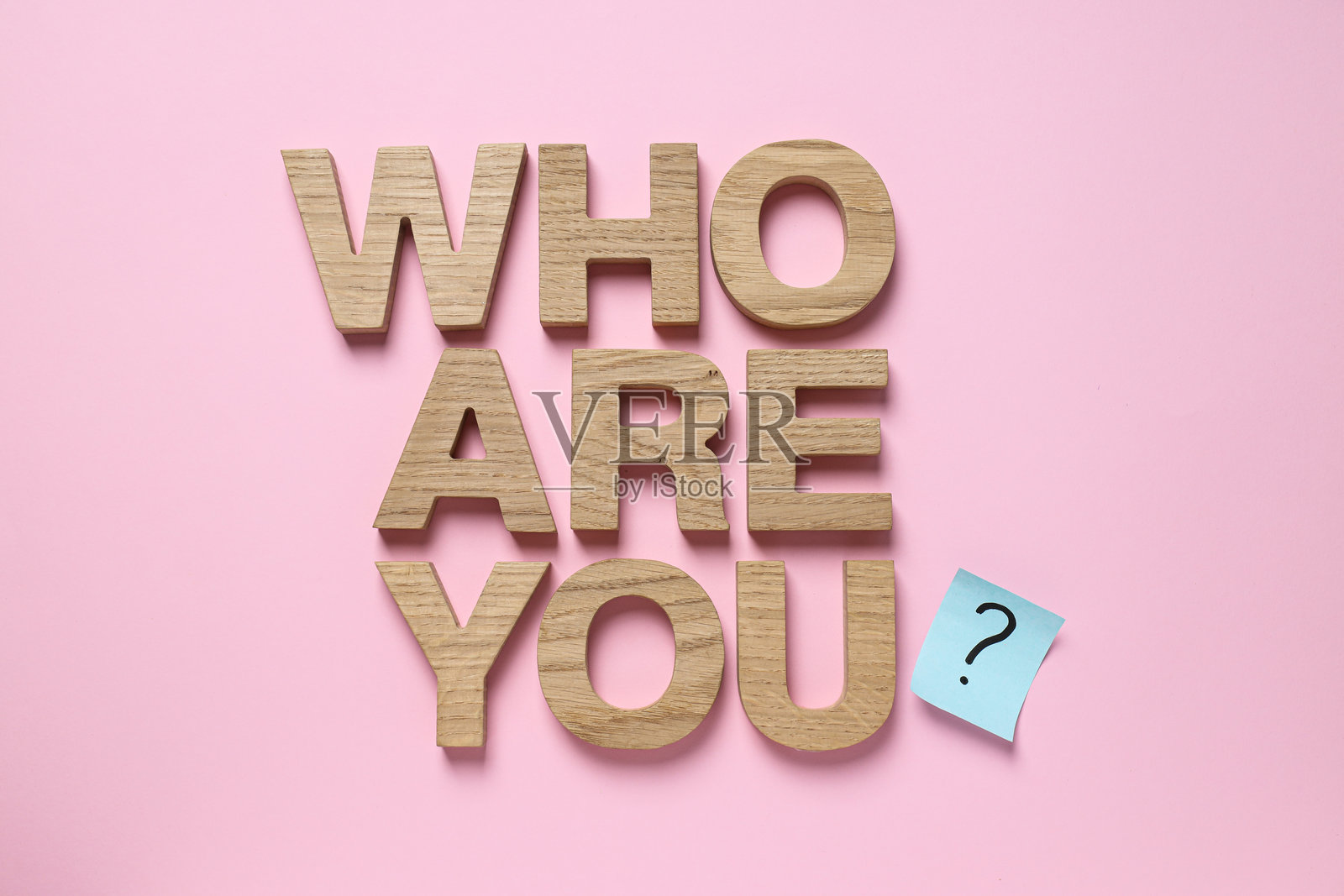 粉色背景上的木质字母文本照片摄影图片