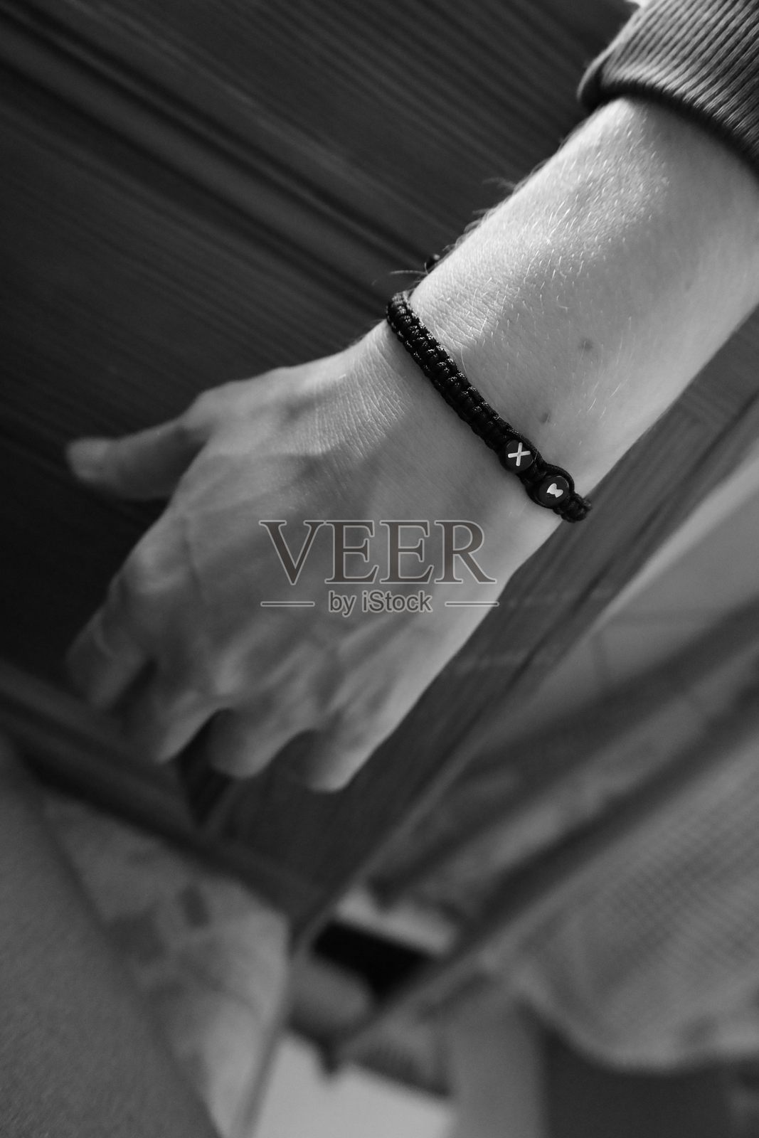 悬挂的手照片摄影图片