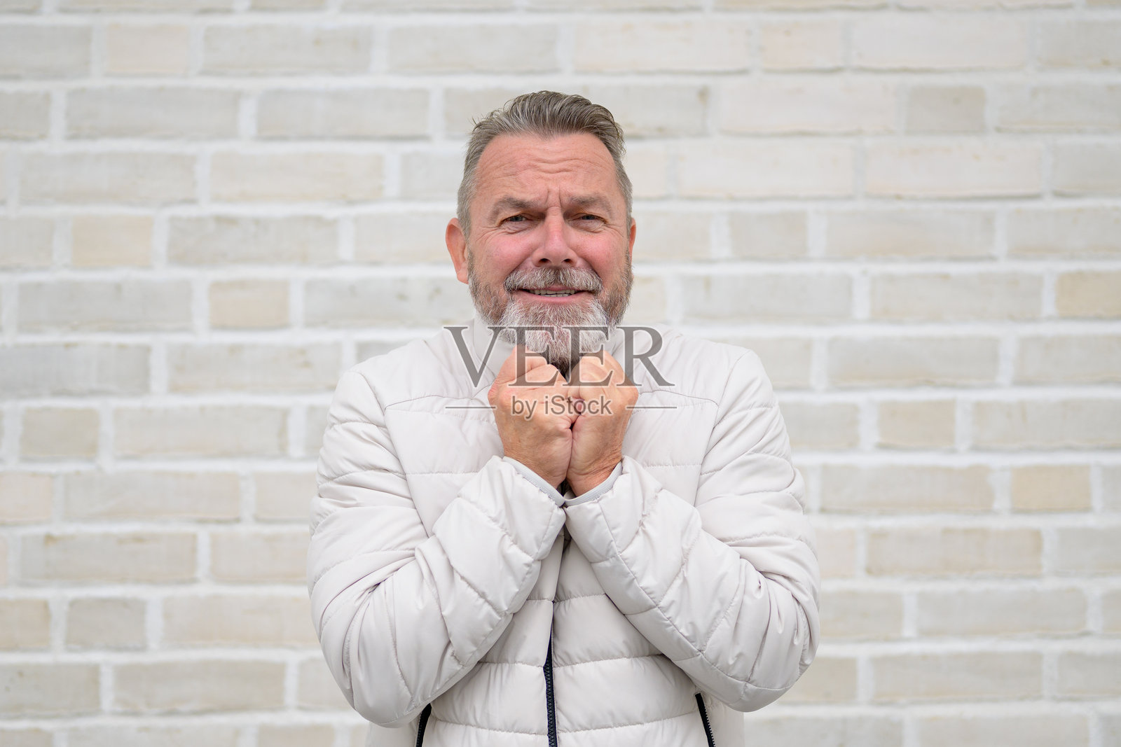 玩耍的成熟男人拥抱温暖照片摄影图片