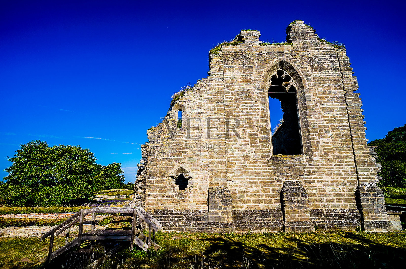 这座老建筑有很多裂缝，处于破旧状态。照片摄影图片