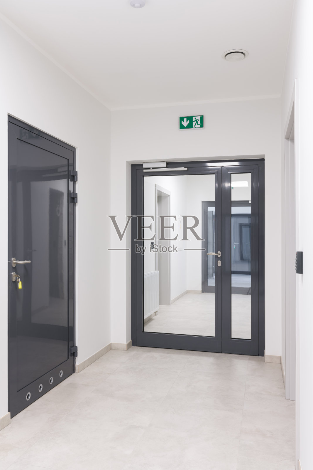 现代走廊配有紧急出口门和出入控制系统照片摄影图片