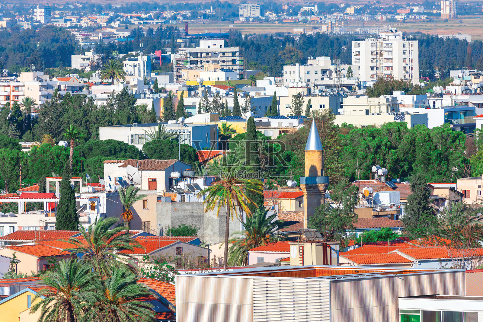 尼科西亚的城市景观，住宅楼和清真寺的景色照片摄影图片