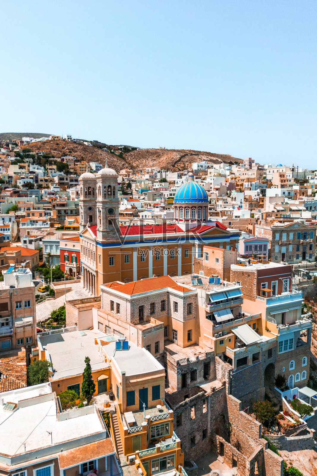 希腊基克拉泽斯群岛海边小镇的鸟瞰图照片摄影图片