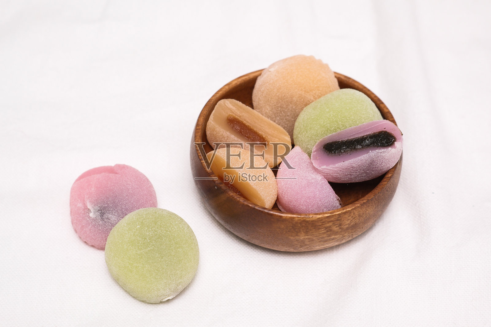 美味的五彩糯米团放在白色盘子上，置于明亮的桌面，俯视图。传统日本甜点。照片摄影图片