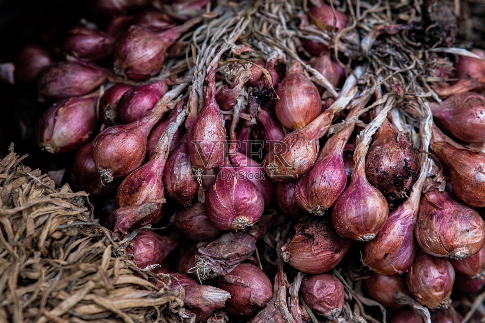 在马尼拉的翁平滨东街上出售的洋葱。照片摄影图片