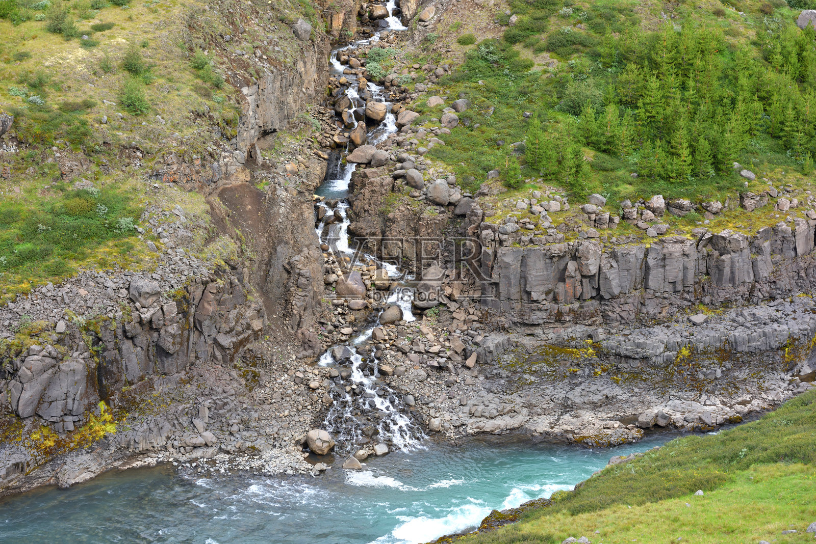 东冰岛的斯图德拉基尔玄武岩峡谷。照片摄影图片