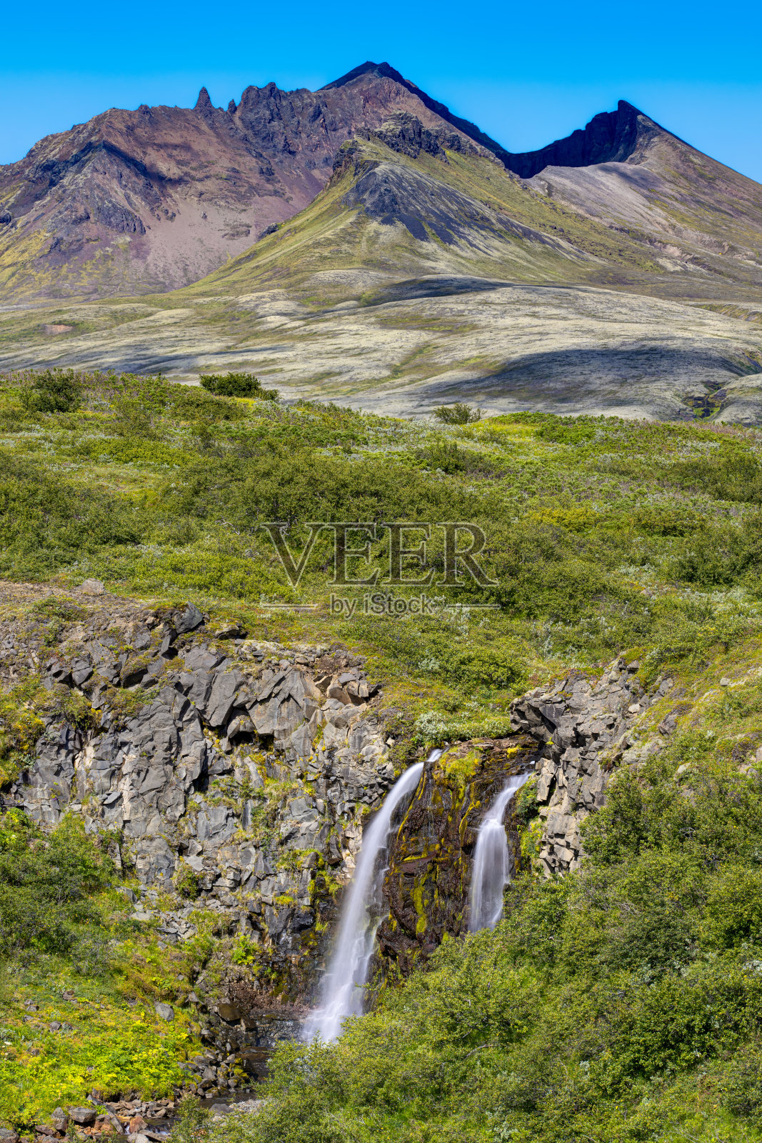 从斯瓦尔蒂瀑布到斯卡夫塔费尔冰川的步道。冰岛斯卡夫塔费尔-瓦特纳冰川国家公园。照片摄影图片