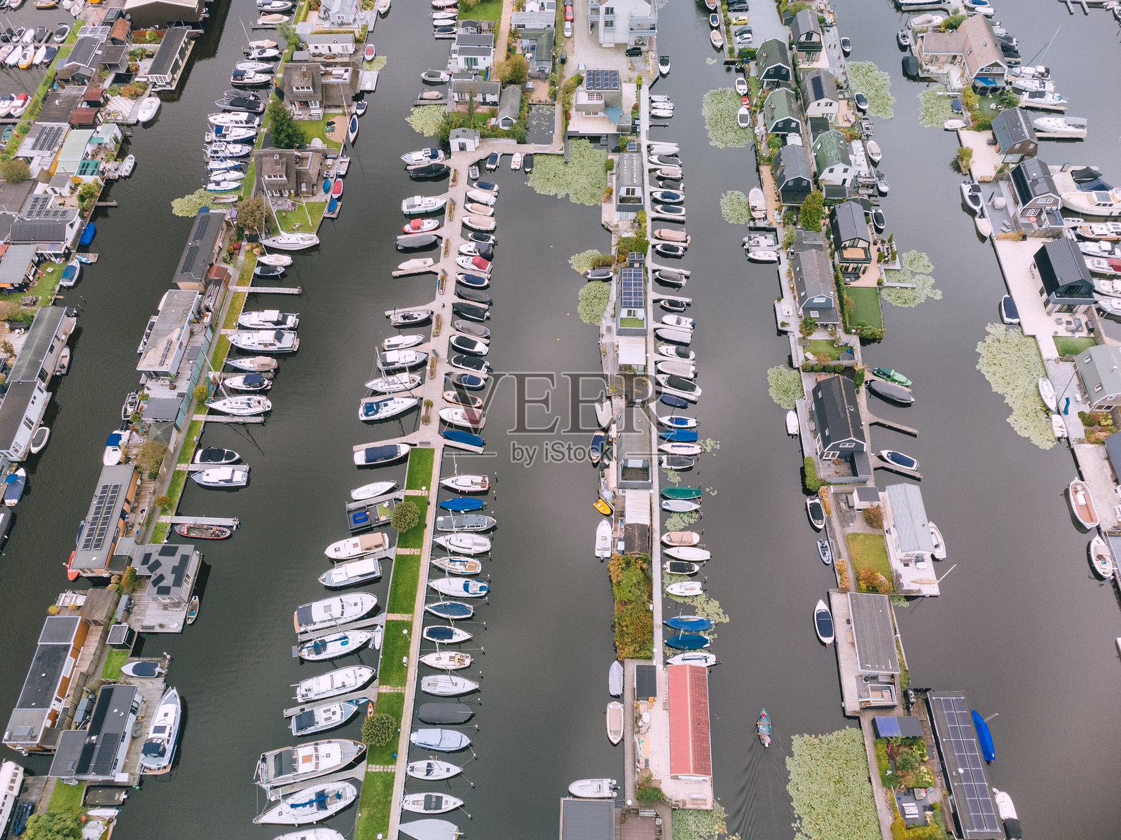洛斯德雷赫特湖上房屋的鸟瞰图，湖中有岛屿和运河。荷兰，Scheendijk。照片摄影图片