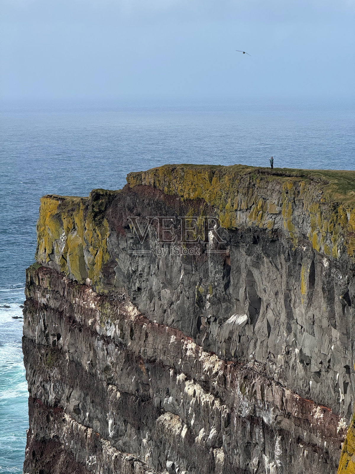 冰岛的悬崖与独自旅行者照片摄影图片