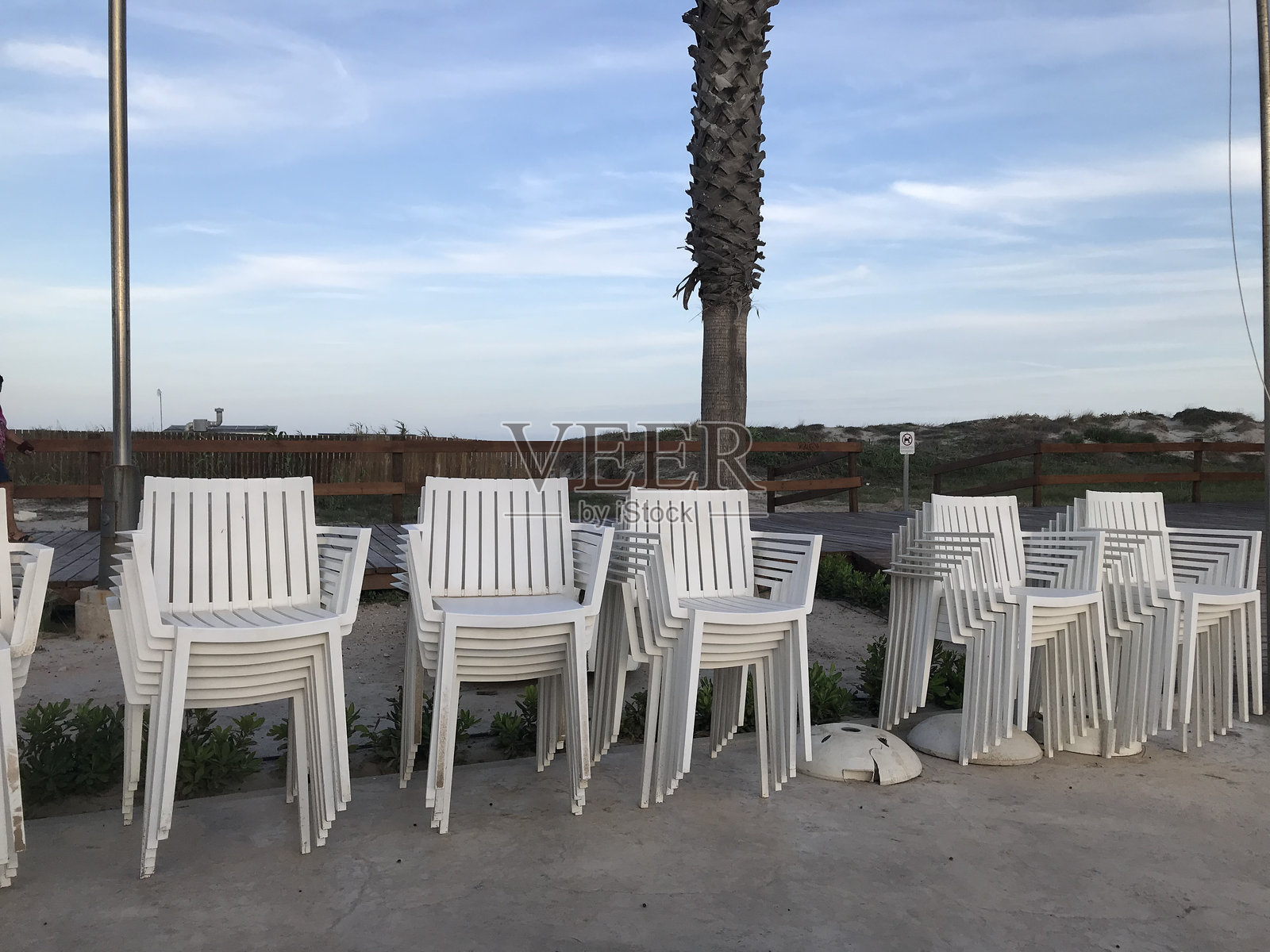 堆叠的白色塑料椅子照片摄影图片