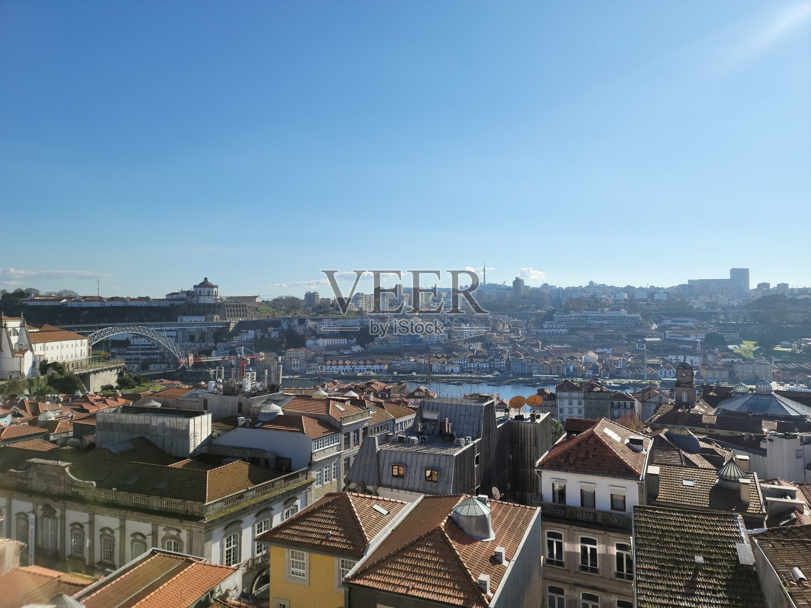 波尔图市全景，包含杜罗河的路易斯一世大桥照片摄影图片