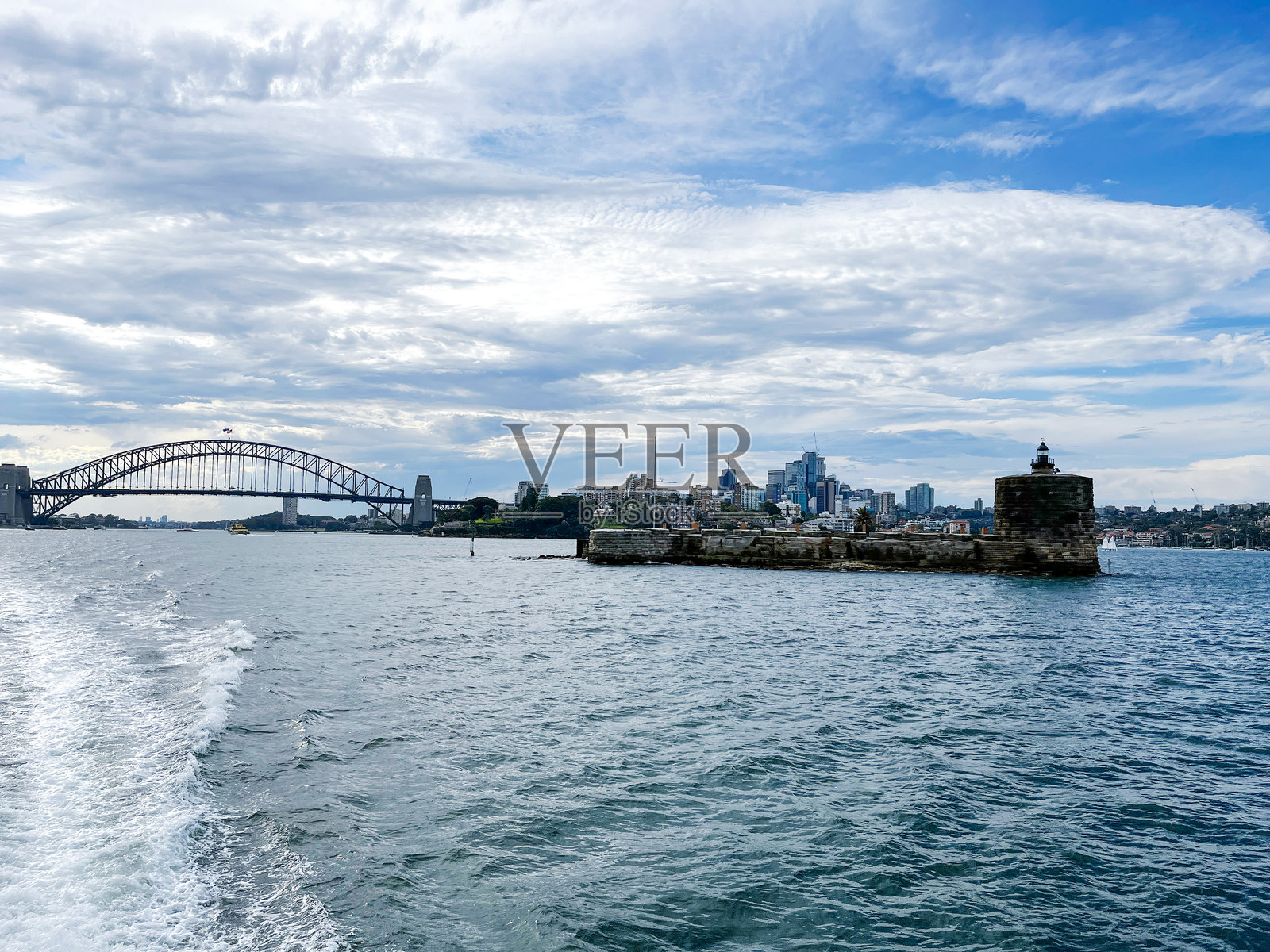 悉尼港的丹尼森堡生动景观，展示了海港大桥和悉尼港。照片摄影图片