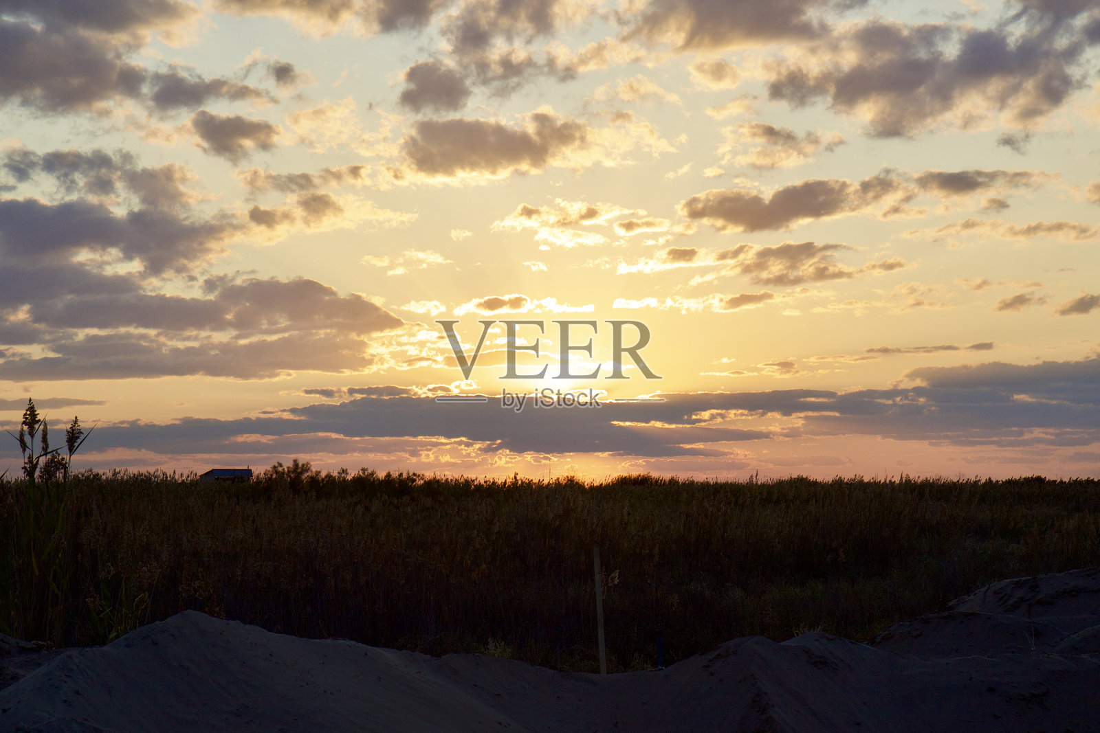 通往卡拉奥泽克的无路，巴尔喀什湖，哈萨克斯坦。照片摄影图片