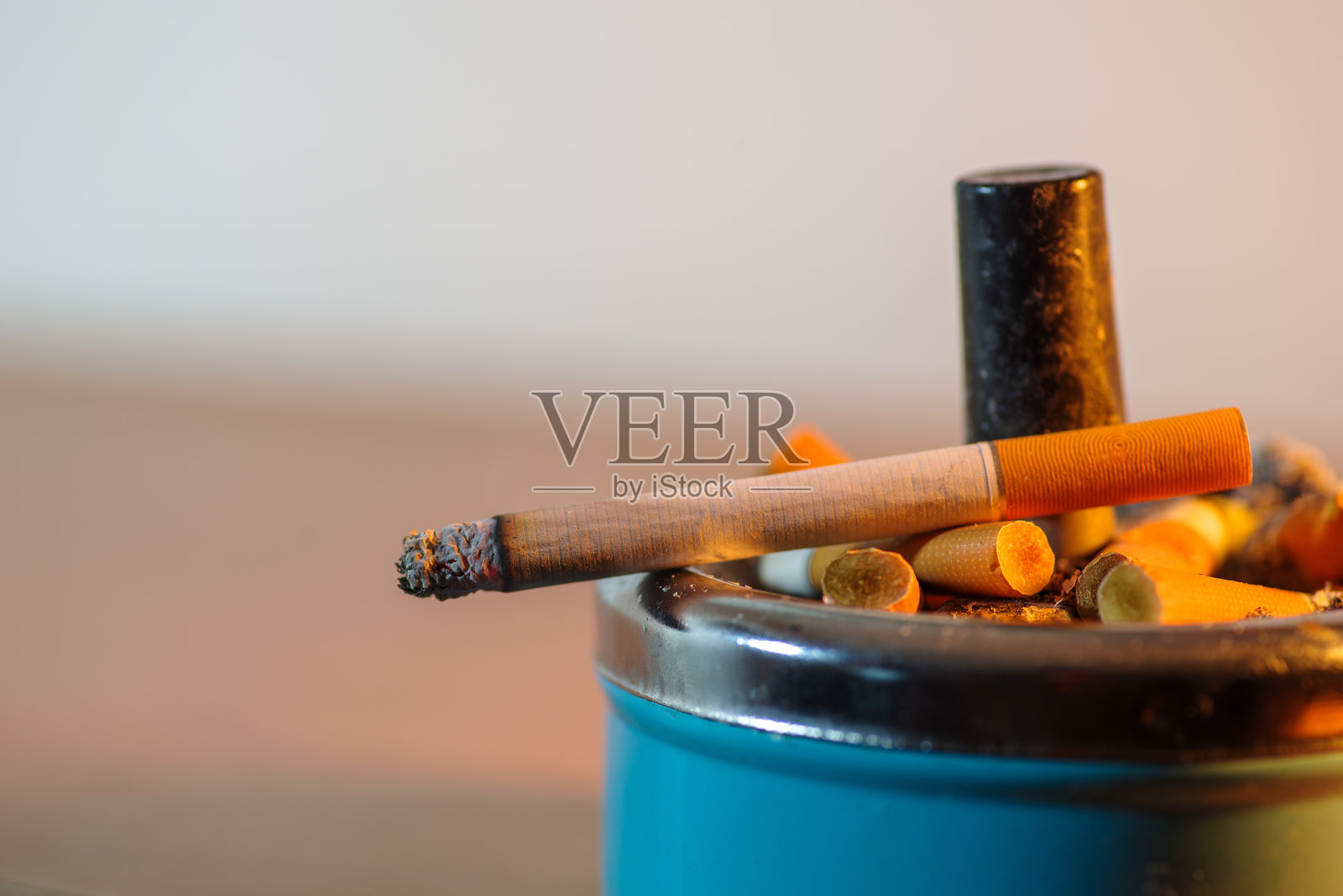 吸烟，健康危害的尼古丁成瘾。照片摄影图片