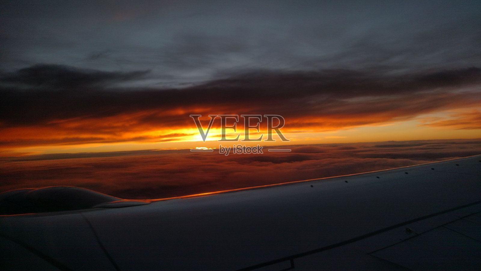 云层之上的日出照片摄影图片