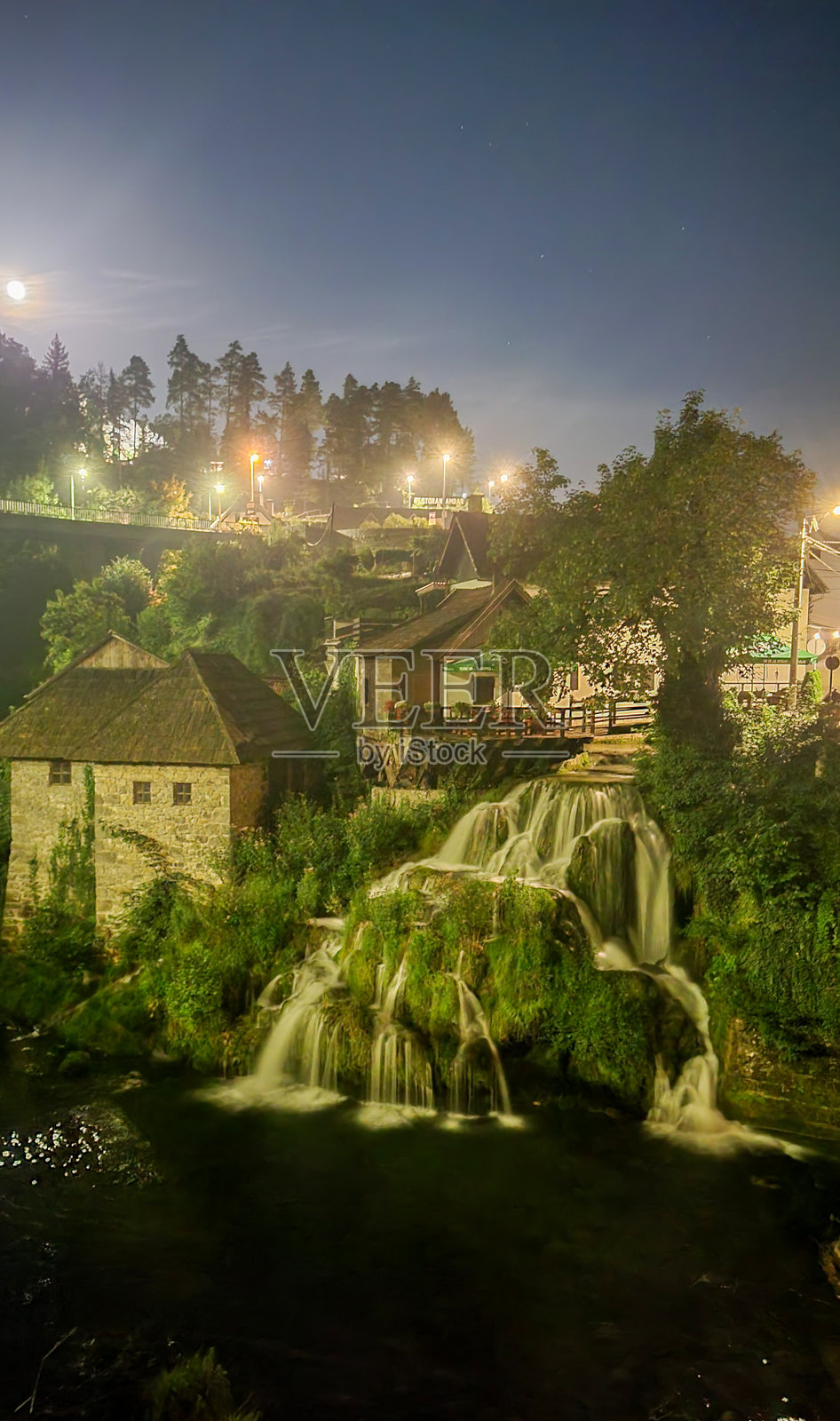 2024年7月30日 克罗地亚斯伦附近的拉斯托克村 - 科拉纳河瀑布上的古老水车，拉斯托克村美丽的乡村风光，河流和小瀑布。照片摄影图片