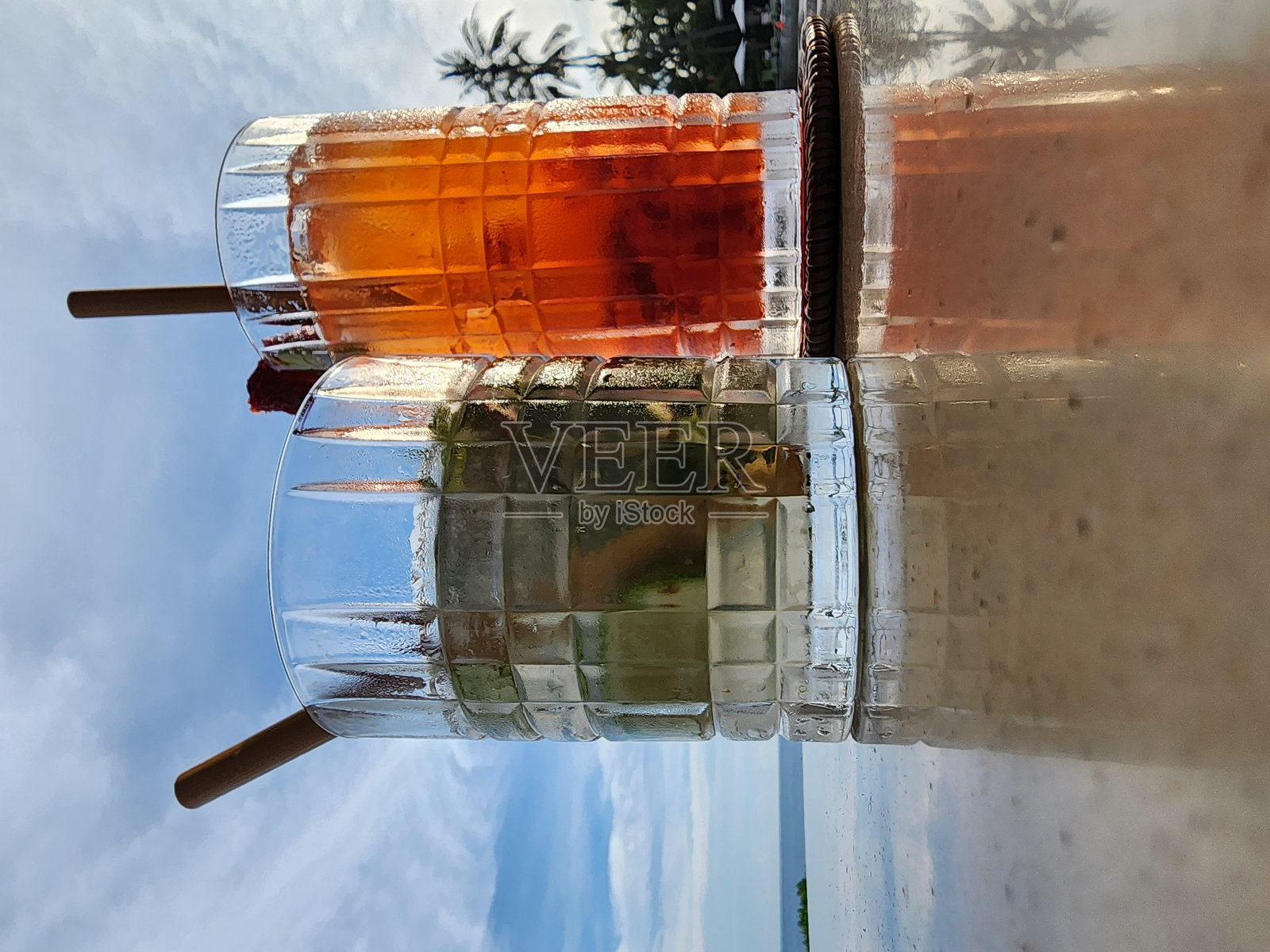 桌子上的两只杯子照片摄影图片