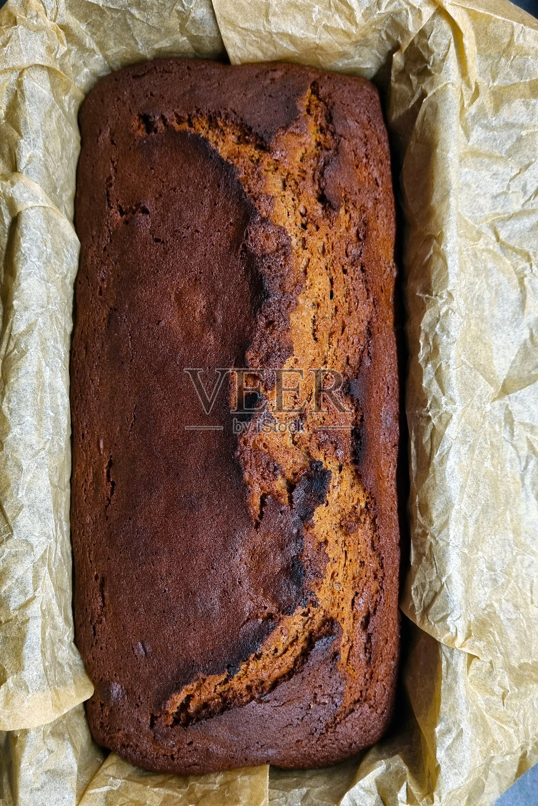 自制香蕉面包在烘焙盘中 - 适合温馨家庭烘焙设计照片摄影图片