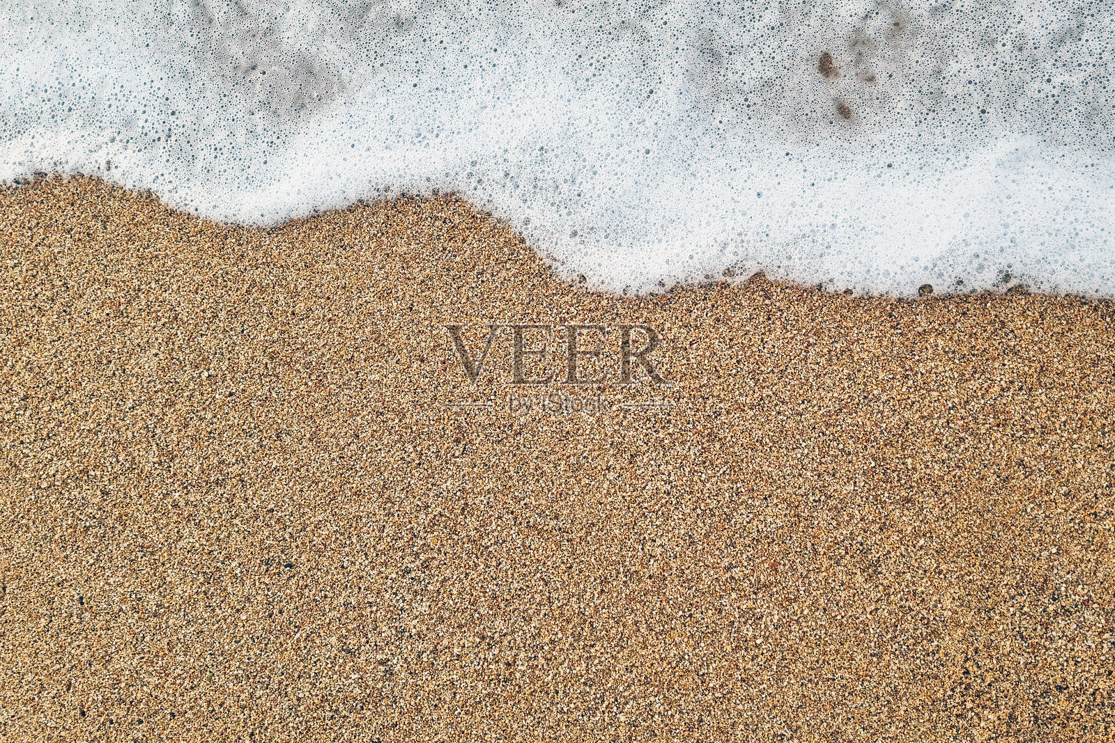 宁静的海浪轻轻拍打着沙滩海岸照片摄影图片