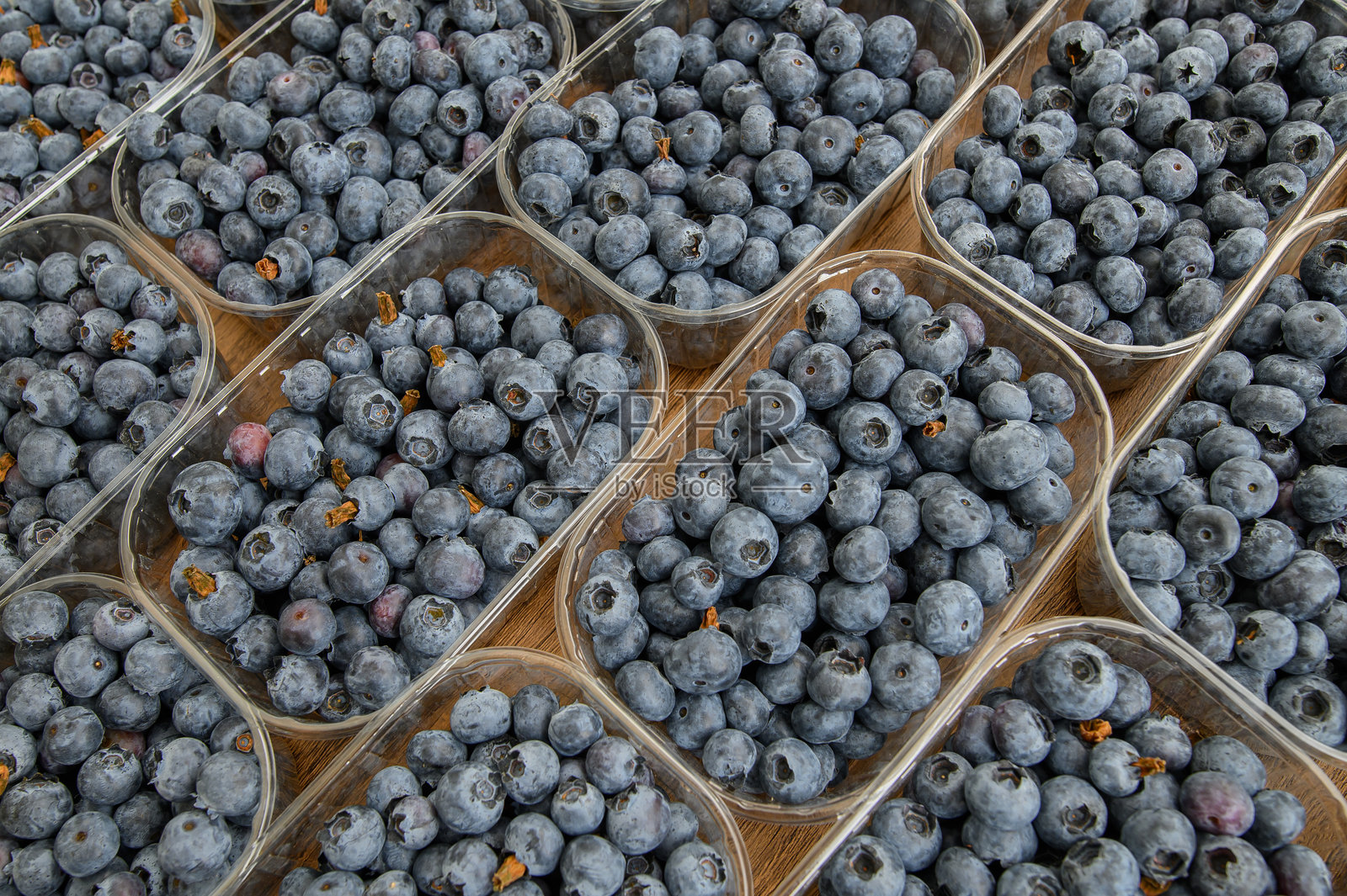 蓝莓装满新鲜采摘水果的多个容器特写照片摄影图片
