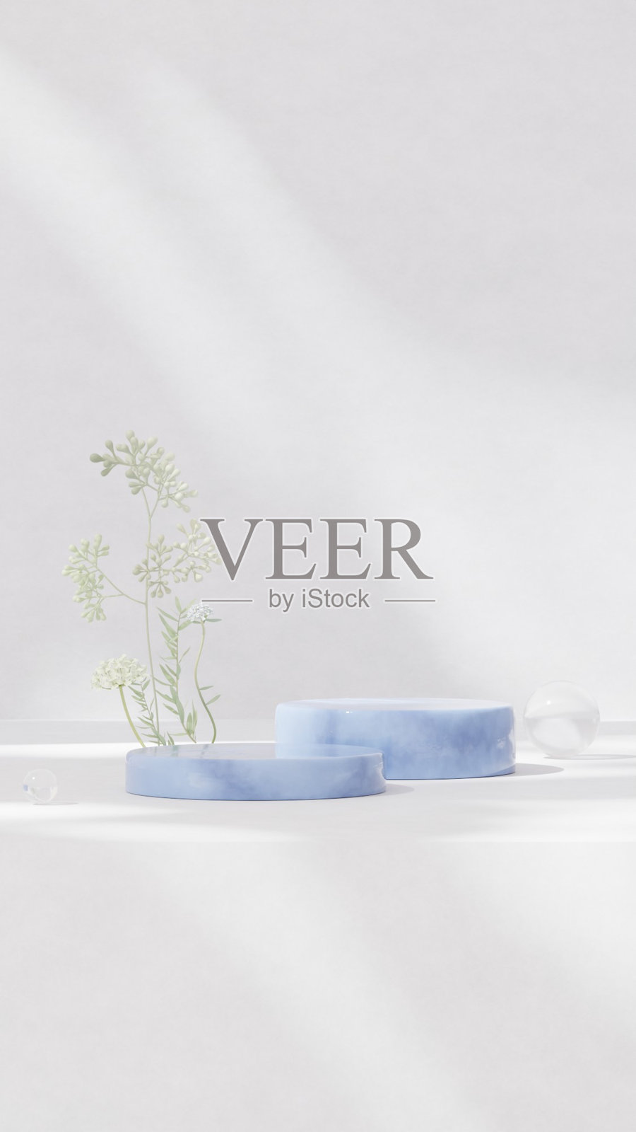 产品展示场景，包含一个蓝色大理石基座，竖版展示照片摄影图片