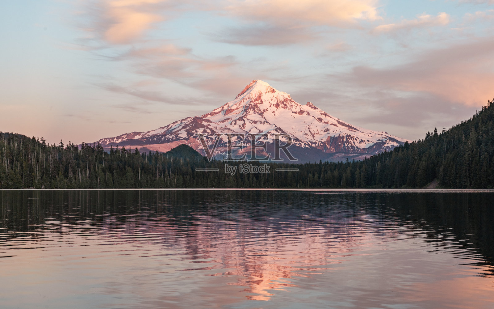 日落中的雪山照片摄影图片