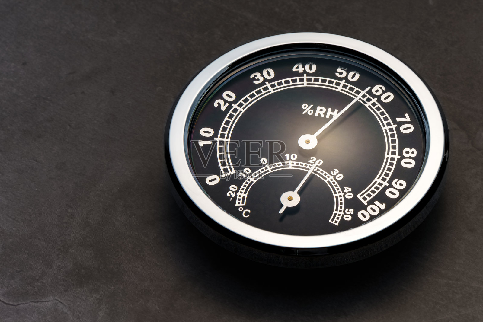 黑色背景上的湿度计照片摄影图片