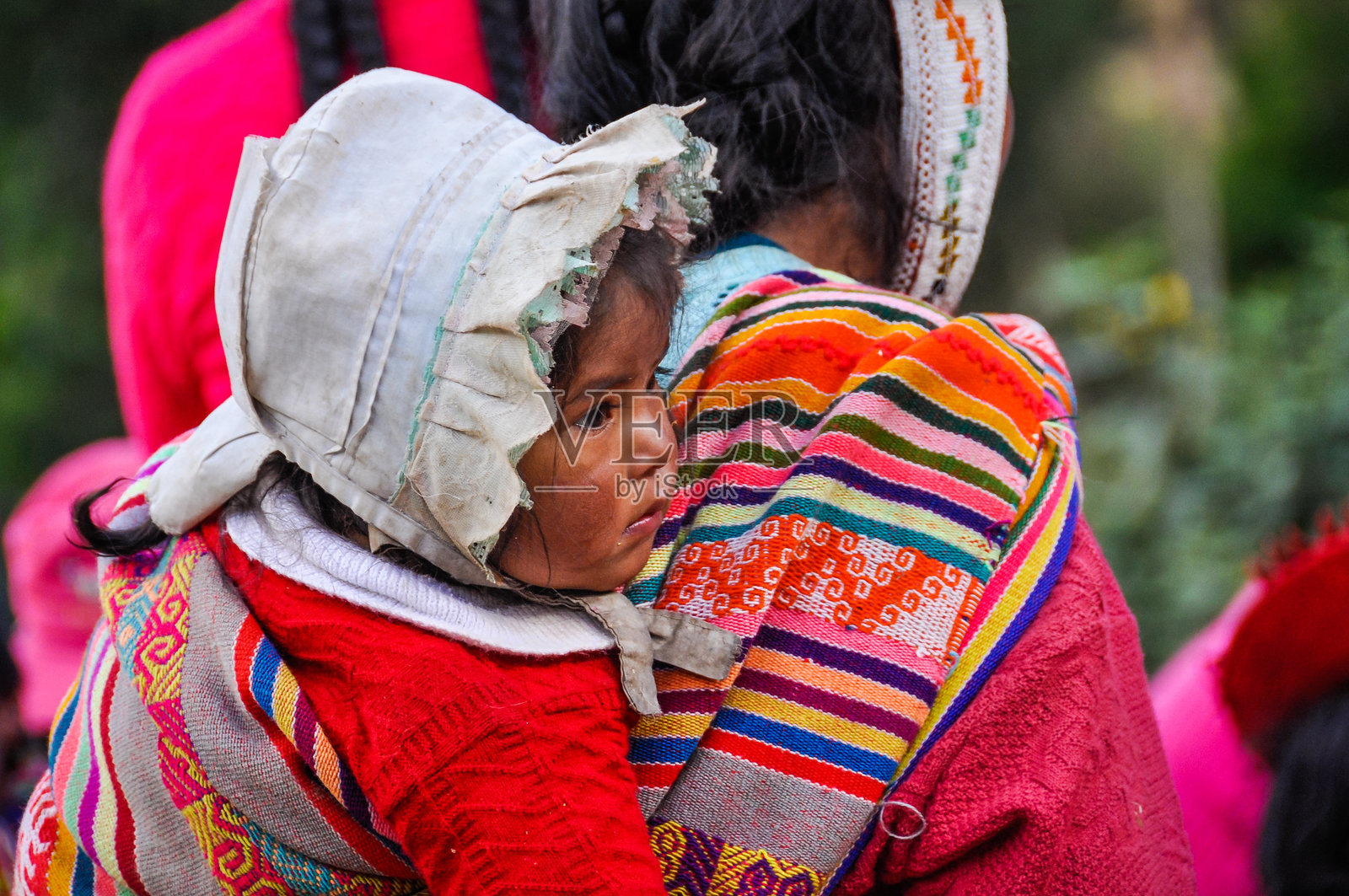 安第斯山脉奥扬泰坦博村的凯楚亚小女孩照片摄影图片