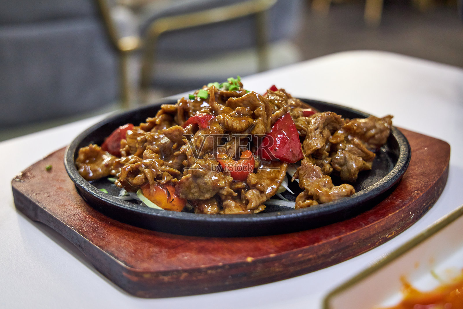 中国餐厅中的肉类菜肴特写照片摄影图片