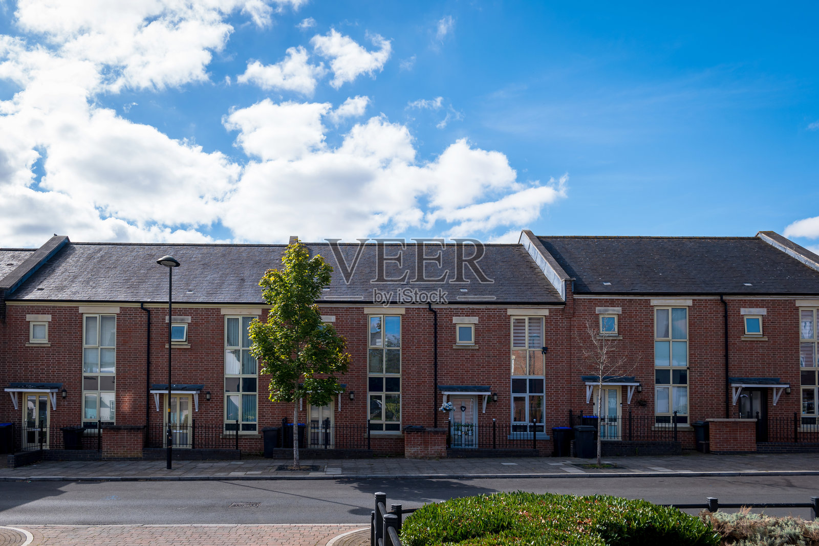 英国家庭住宅区内的传统独立住宅照片摄影图片