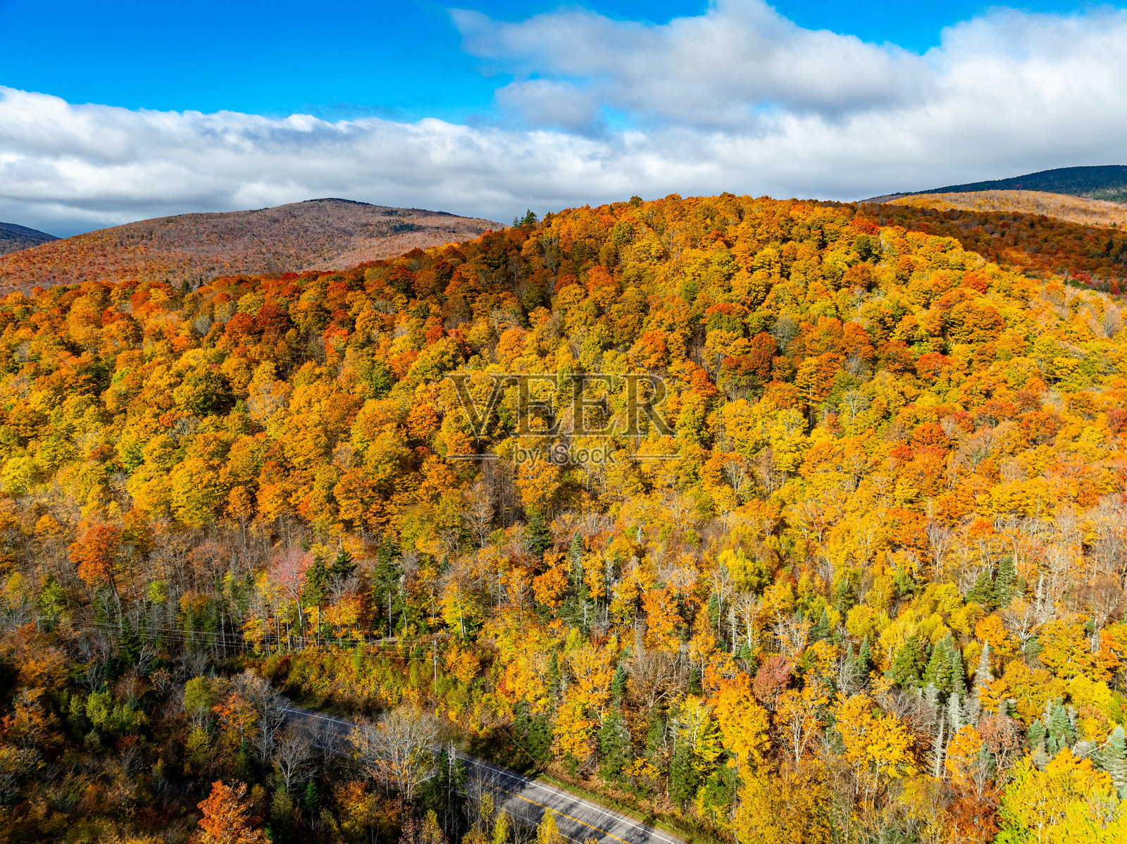 美国佛蒙特州格罗顿的US-302斯科特公路在五彩斑斓的秋季下的鸟瞰图照片摄影图片