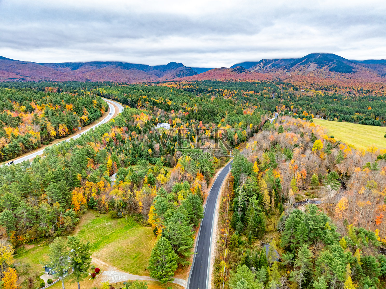 秋季五彩斑斓的Styles Bridges公路和Beaver Brook的鸟瞰图，新罕布什尔州弗兰科尼亚，美国照片摄影图片