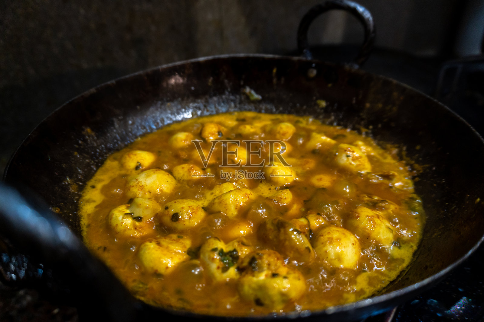 热铁锅中蘑菇肉汁制作的电影特写照片摄影图片