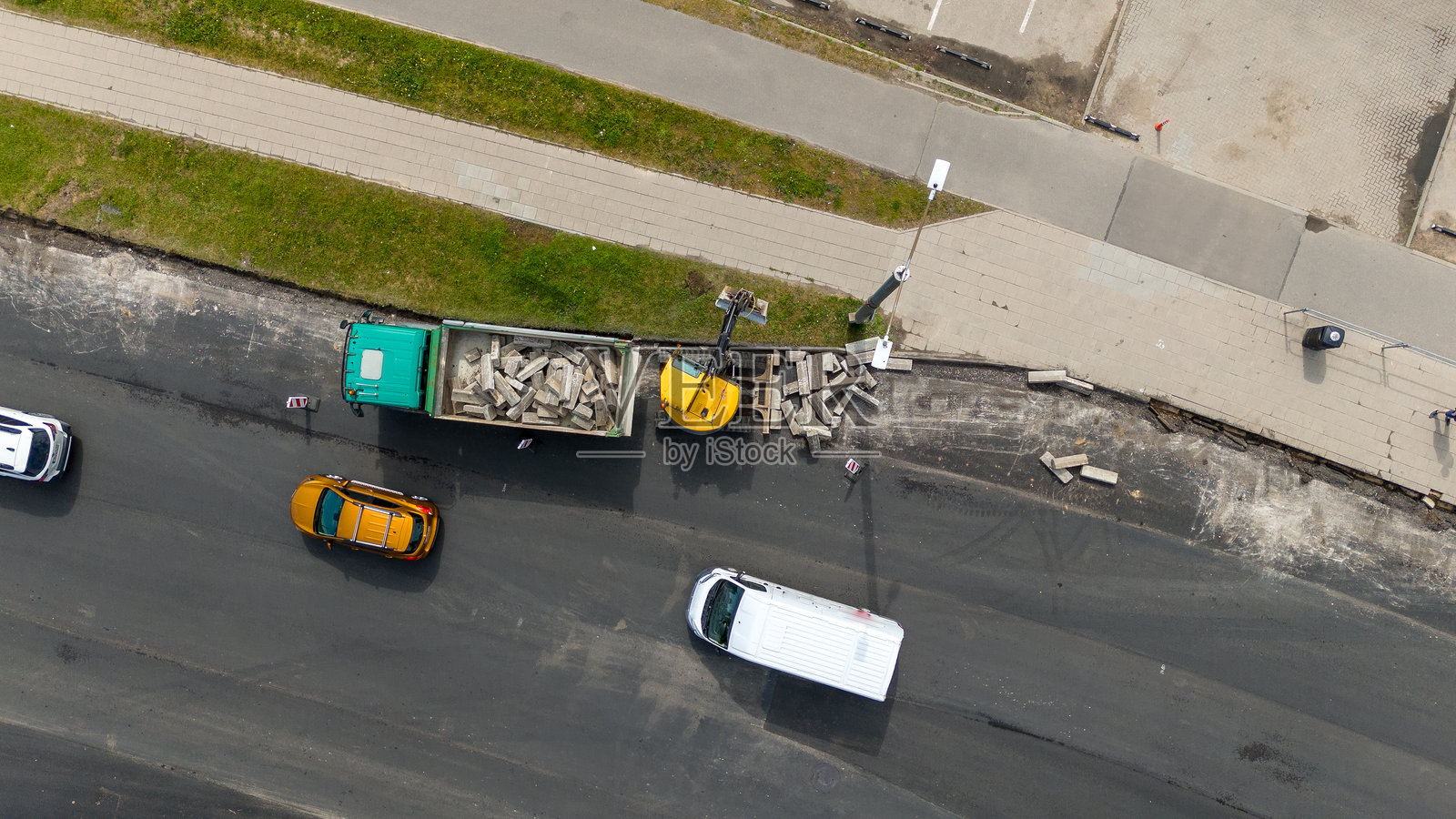 公路施工现场的卡车装载混凝土块的鸟瞰图照片摄影图片