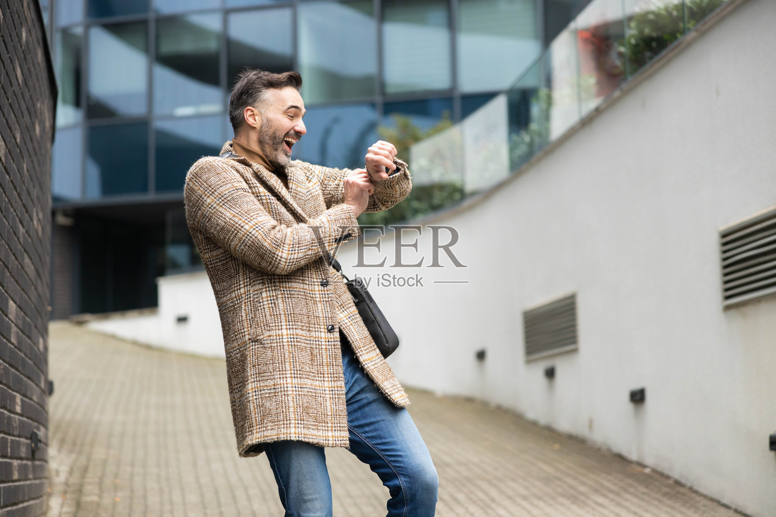 快乐的男人对智能手表更新的反应照片摄影图片