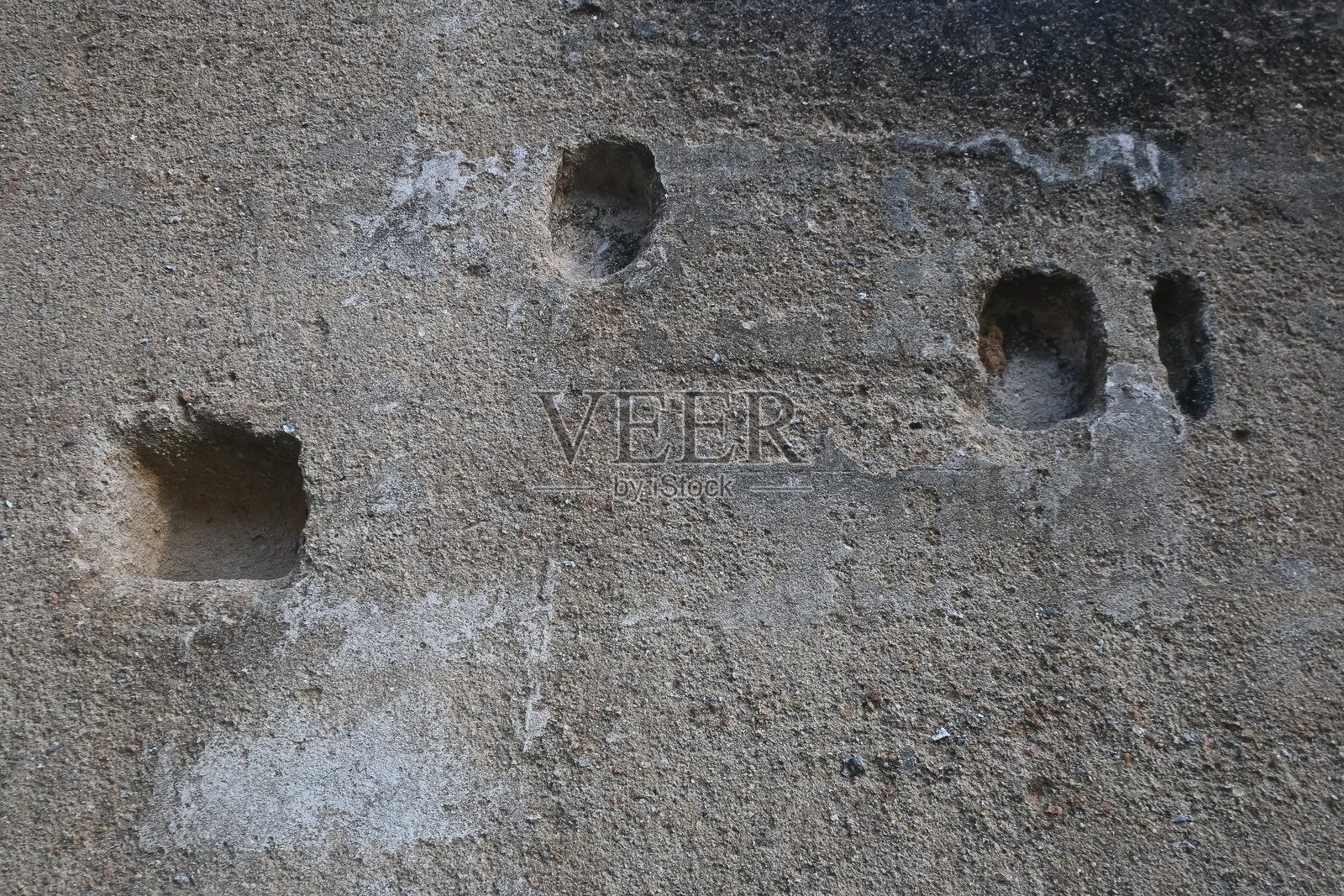 粗糙老墙的纹理。粗糙老建筑墙壁的背景和纹理。老旧裂缝的墙壁。照片摄影图片