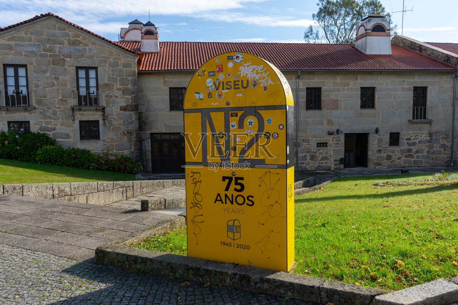 葡萄牙国家公路2号（N2）在维塞乌的里程碑。照片摄影图片