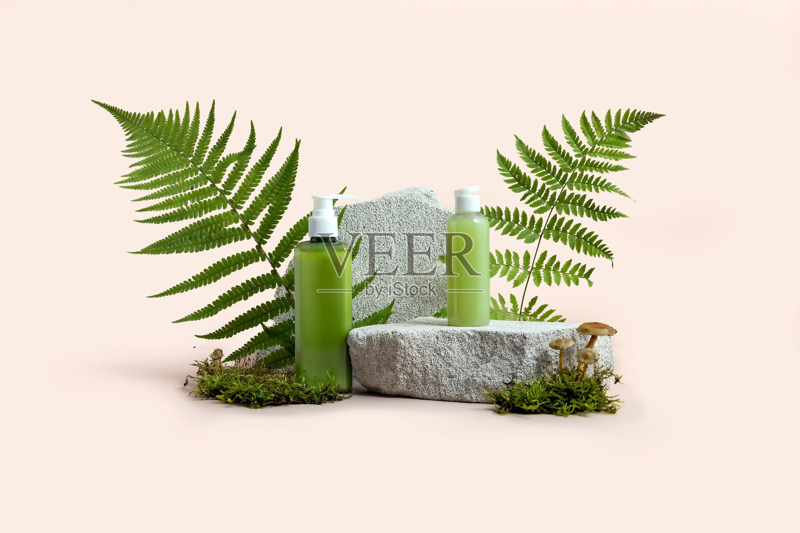 石制讲台上的护肤化妆品瓶，周围有苔藓、蘑菇和蕨类植物叶子，背景为米色。照片摄影图片