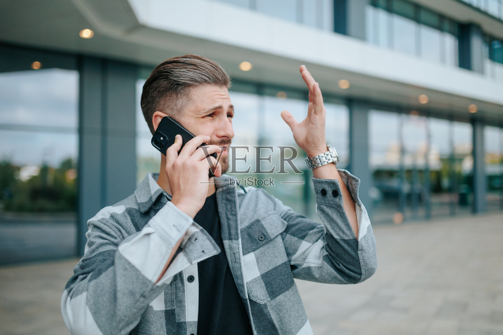 城市环境中忧虑的男人在讨论手机照片摄影图片