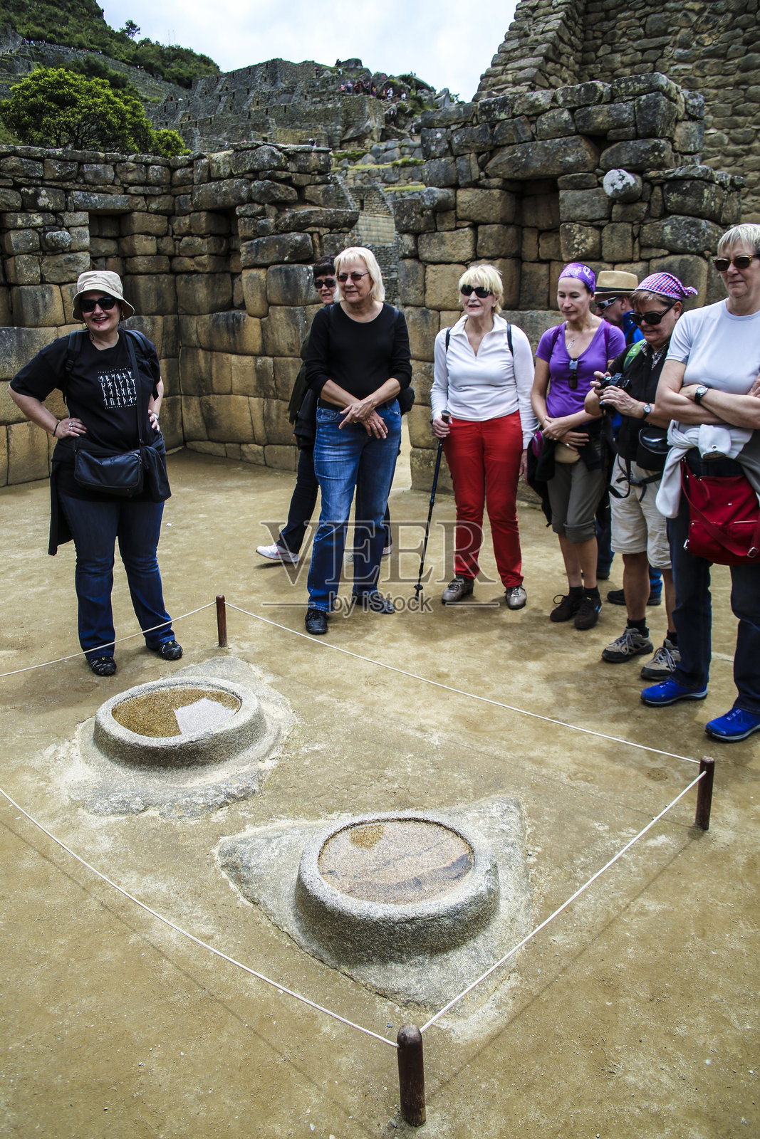 人们参观美丽的隐秘城市马丘比丘照片摄影图片